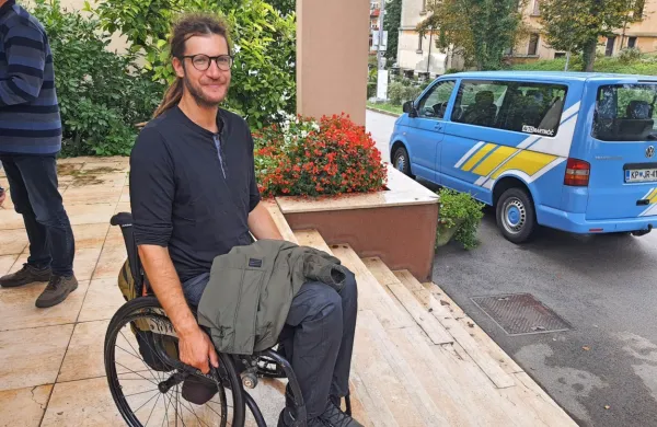 Popisovalec ovir Aljoša Škaper je pohvalil urejenost  pešpoti v 
Ilirski Bistrici, med invalidom neprijaznimi pa je izpostavil Cankarjevo ulico v starem mestnem jedru.