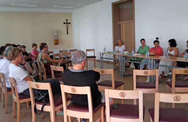 Nameravana ureditev oddelka vrtca v sejni sobi župnišča, ki so jo 
v Cerknem tudi doslej uporabljali za različne neverske namene, je 
razdelila Cerkljane.  