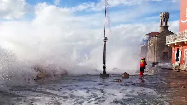 Močan veter je tudi danes v Piranu povzročil visoke valove, ki so 
pljusknili krepko čez skale.