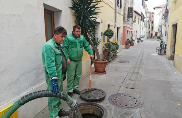 Delavci Komunale Izola so včeraj dopoldne v Ljubljanski ulici čistili 
kanalizacijske jaške.   