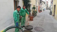 Delavci Komunale Izola so včeraj dopoldne v Ljubljanski ulici čistili 
kanalizacijske jaške.   