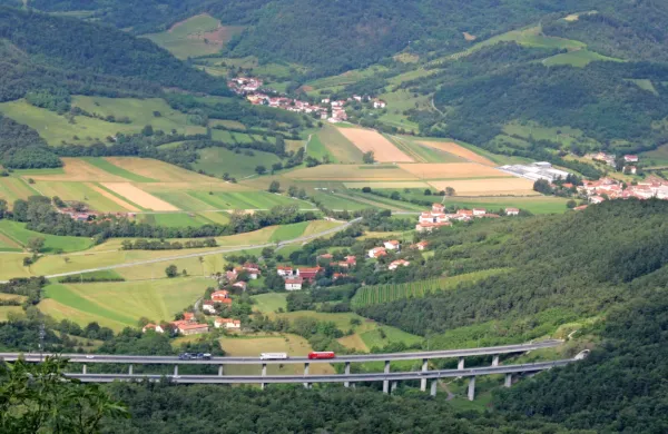 Tudi zaradi režimov območja občutljivega trajnega travinja bo  del 
kmetijskih zemljišč v vipavski občini ostal brez možnosti namakanja. 