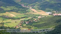 Tudi zaradi režimov območja občutljivega trajnega travinja bo  del 
kmetijskih zemljišč v vipavski občini ostal brez možnosti namakanja. 