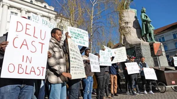 

Konec marca je v Ljubljani potekal protestni shod proti diskriminatornim ukrepom, povezanim z zakonom o tujcih, in 
težavam, s katerimi se srečujejo prosilci za azil.