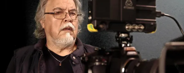 Pivčan Aleksander Kušlan ostaja zvest kameri in fotografskemu 
objektivu, v katera lovi avtentične prizore časa, ki izginja. 