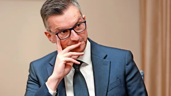 Marja Šarec opravlja dve ministrski funkciji, na obrambnem in na 
kmetijskem ministrstvu. 