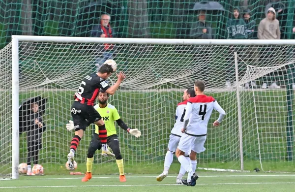 Portugalski Argentinec v vrstah Primorja Christian Lotitto (v 
temnejšem dresu) je včeraj načel tolminsko mrežo v pokalu. 