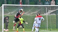 Portugalski Argentinec v vrstah Primorja Christian Lotitto (v 
temnejšem dresu) je včeraj načel tolminsko mrežo v pokalu. 