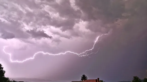 Ponoči bo dež zajel vso Slovenijo, na Primorskem bo zapihal okrepljen južni do jugozahodni veter