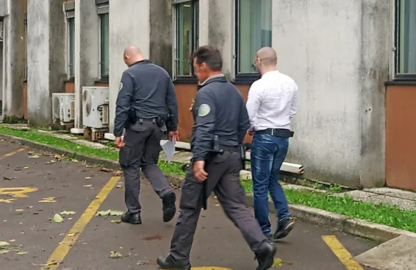 Pravosodna policista sta obtoženega po včerajšnjem predobravnavnem naroku pospremila v pripor, v katerem je od konca
maja.