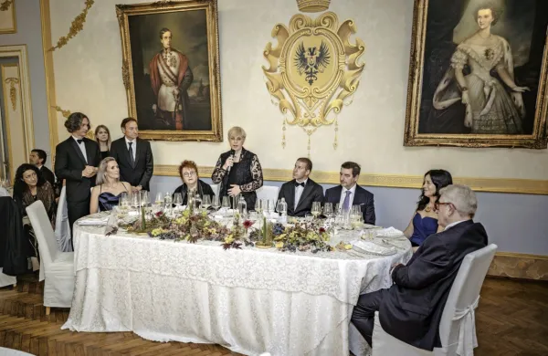 Slavnostne večerje v gradu Spessa v Koprivnem se je med 
uglednimi gosti udeležila tudi predsednica države  Nataša Pirc 
Musar. 