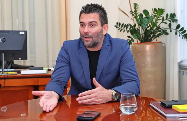 Piranski župan Andrej Korenika pravi, da se po  poplavah letos tudi v Piranu prilagajajo  novi realnosti.    