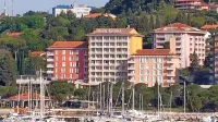 Istrabenz Turizem ima šest hotelov, v štirih je  glavna izvajalka 
čiščenja družba Aktiva Čiščenje s podizvajalci, morda bo  posel 
čiščenja prevzela še v kakšnem.

  