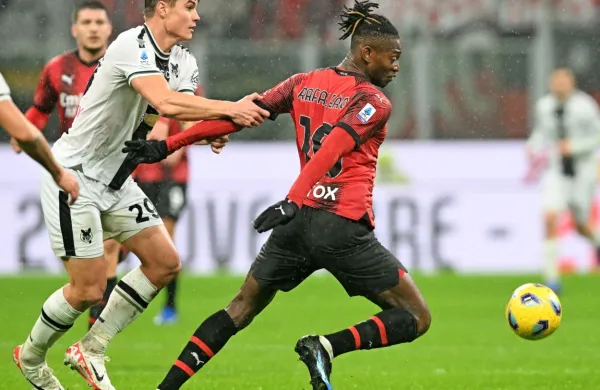 Jaka Bijol (v črno belem dresu Udineseja) je v soboto zadržal 
Rafaela Leaa, Portugalčeve prebliske pa bo Milan še kako potreboval nocoj proti Paris Saint-Germainu. 