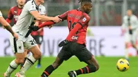Jaka Bijol (v črno belem dresu Udineseja) je v soboto zadržal 
Rafaela Leaa, Portugalčeve prebliske pa bo Milan še kako potreboval nocoj proti Paris Saint-Germainu. 