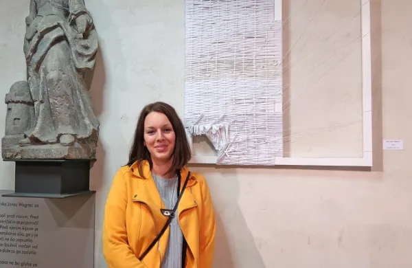 Profesorica likovne pedagogike Živa Čuk Ćoralić, novinka in 
najmlajša v severno primorskem izboru za razstavo Polnost 
praznine, ob svojem delu Spodnji levi kot.