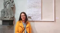 Profesorica likovne pedagogike Živa Čuk Ćoralić, novinka in 
najmlajša v severno primorskem izboru za razstavo Polnost 
praznine, ob svojem delu Spodnji levi kot.