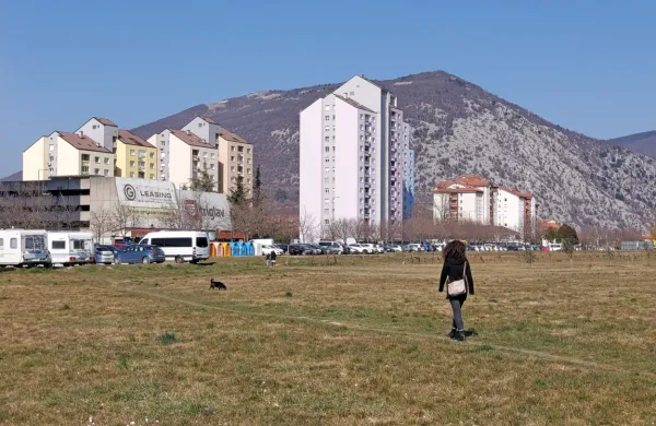 Ko bodo zgradili odvodnik v Sočo, bodo končno lahko gradili tudi na travniku v centru mesta. 