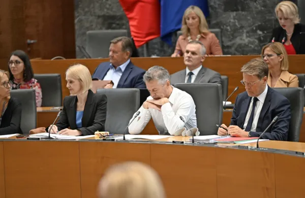 Predsednik vlade Robert Golob je menedžer in je prišel iz gospodarstva, zato bi si ekonomisti želeli, da bi podobno začel delovati tudi v vladi.