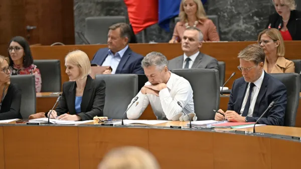 Predsednik vlade Robert Golob je menedžer in je prišel iz gospodarstva, zato bi si ekonomisti želeli, da bi podobno začel delovati tudi v vladi.