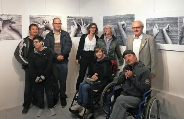 Sobotne otvoritve razstave so se udeležili uporabniki VDC Sonček 
Koper z vodjo Rahelo Majcenovič na čelu (četrta z leve), pozdravil 
pa jih je tudi direktor Zveze Sonček Iztok Suhadolnik (desno).     