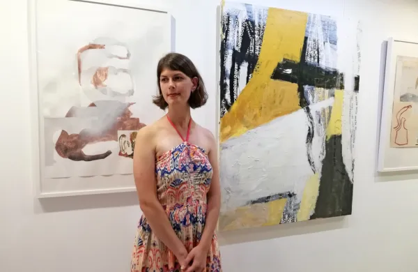 Mia Paller na razstavi v Pavlovčevi galeriji leta 2019.