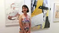 Mia Paller na razstavi v Pavlovčevi galeriji leta 2019.