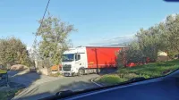 Gruzijski voznik se  je  kljub znakom  in  opozorilom  domačinov  
vzpenjal  po   ozki in  ovinkasti cesti,  dokler  ni  obstal  ...  