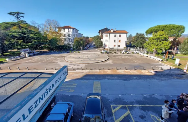 Trg bo dvignjen, tlakovan, ob straneh bosta fontani, območje bodo 
dodatno ozelenili. 