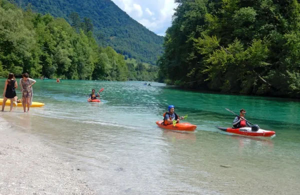 Plovba po “tolminski” Soči je manj zahtevna, zanimiva je za 
kajakaške družine, za  gospodarsko rafting dejavnost pa ne. 