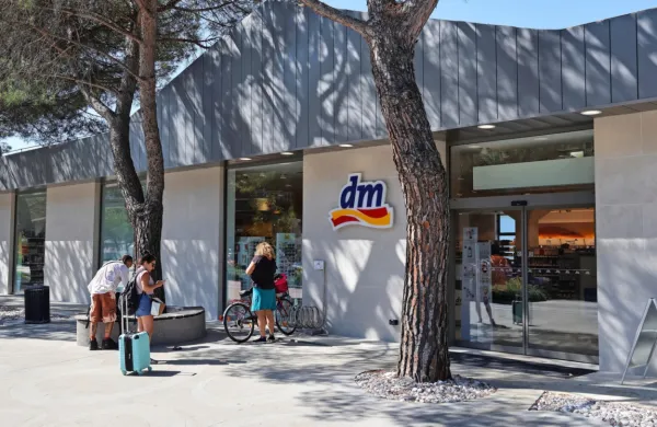 Ali je lična drogerija DM najboljše kar lahko ponudi portoroški 
turizem na elitni lokaciji? 