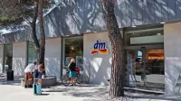 Ali je lična drogerija DM najboljše kar lahko ponudi portoroški 
turizem na elitni lokaciji? 
