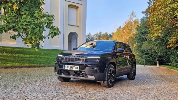 Jeep je sinonim za terenska vozila, koncernski avenger pa je 
njihov prvi električni model. Strategije velikanov se spreminjajo in 
prilagajajo trenutnim razmeram.