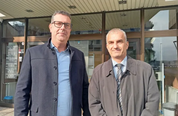 Koprskega in ankaranskega župana, Aleša Bržana (levo) in Gregorja Strmčnika, so    zaradi imenovanja nadzornikov Marjetice 
včeraj zaslišali na sodišču.