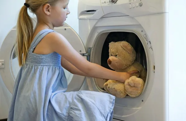 V sušilni stroj prav tako ne spadajo volna, svila in umetni 
materiali.