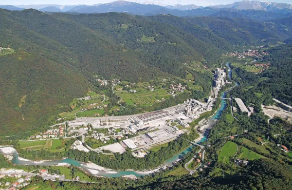 Sodišče je  ugodilo  tožbi  vnuka  starih  staršev, ki so  delali  v  Salonitu Anhovo  in   delovna  oblačila nosili  domov,  pri  tem pa je  v  stik z  azbestom  prišel  njihov  sin, tožnikov oče.  