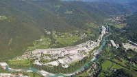 Sodišče je  ugodilo  tožbi  vnuka  starih  staršev, ki so  delali  v  Salonitu Anhovo  in   delovna  oblačila nosili  domov,  pri  tem pa je  v  stik z  azbestom  prišel  njihov  sin, tožnikov oče.  