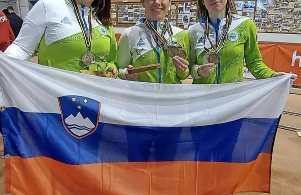 Primorske s kolajnami (z leve)  Aneta Fidel, Tadeja Petrič in Nina 
Volčina. 