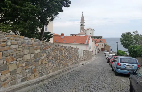 Ulica IX. korpusa bo razkopana vse do poletja. Stanovalci bodo 
lahko parkirali v garažni hiši Arze, urejeni pa bosta intervencijska 
pot in pot za pešce. 