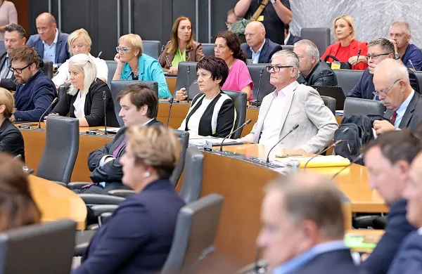 Poslanska skupina največje vladne stranke Gibanje Svoboda, zadaj v rdečem Mojca Šetinc Pašek