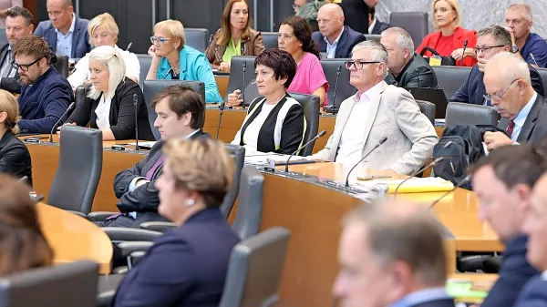 Poslanska skupina največje vladne stranke Gibanje Svoboda, zadaj v rdečem Mojca Šetinc Pašek