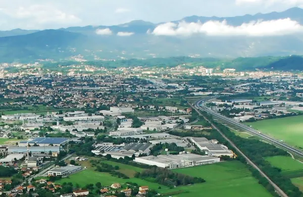 Industrijskih con, kot je ta v Sovodnjah (na sliki), je onkraj meje 
veliko in v njih je veliko poslovnih in proizvodnih prostorov po 
ugodnih cenah.