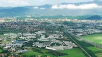 Industrijskih con, kot je ta v Sovodnjah (na sliki), je onkraj meje 
veliko in v njih je veliko poslovnih in proizvodnih prostorov po 
ugodnih cenah.