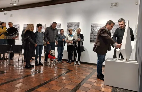  Taktilna galerija bo obiskovalcem, tudi slepim in slabovidnim, 
približala umetniške izdelke. 