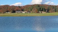 Nadpovprečna količina dežja je po zadloškem polju posejala obilo velikih jezer, ki pa za razliko od poplav 
v preteklosti hiš niso odrezala od sveta. 