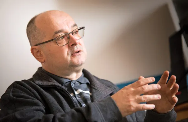 “V  našem centru   imamo  že  več nekemičnih zasvojencev kot 
kemičnih.  Gre  v glavnem  za  zasvojenost s spletom, s stavami, z 
igrami na srečo,  s   socialnimi  omrežji,”  pojasni Miha  Kramli.
