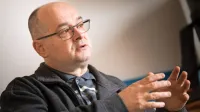 “V  našem centru   imamo  že  več nekemičnih zasvojencev kot 
kemičnih.  Gre  v glavnem  za  zasvojenost s spletom, s stavami, z 
igrami na srečo,  s   socialnimi  omrežji,”  pojasni Miha  Kramli.