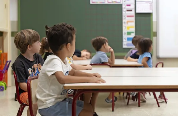 Učenje angleščine je zdaj obvezno od drugega razreda, v prvem pa 
je to izbirni predmet.