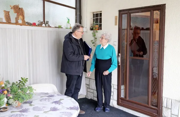 Z mnenjem sodnega izvedenca (na fotografiji ob cenitvi, ob njem Jožefa Curk) nista bili zadovoljni ne 
odvetnica Jožefe Curk ne odvetnica Irene Aš Gradecki. 