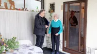 Z mnenjem sodnega izvedenca (na fotografiji ob cenitvi, ob njem Jožefa Curk) nista bili zadovoljni ne 
odvetnica Jožefe Curk ne odvetnica Irene Aš Gradecki. 